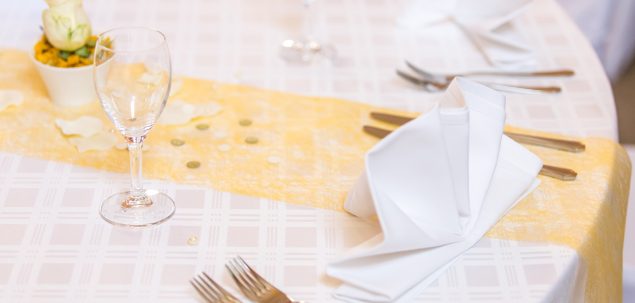 Glas, Besteck und Servietten auf Tisch